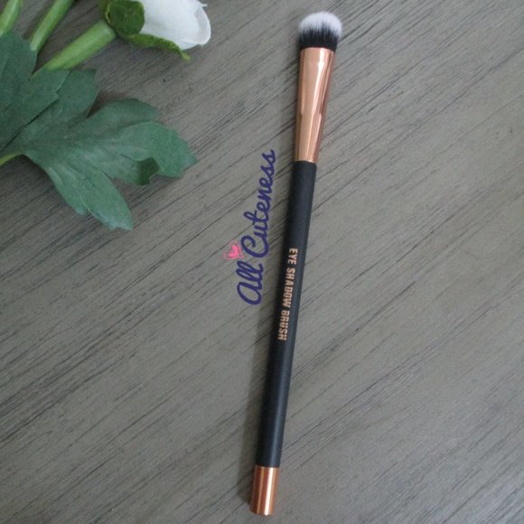🎀 (NWOT) Eye Shadow Brush - Picture 1 of 4